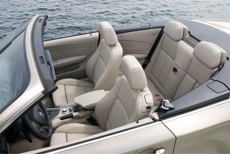  BMW 1-Series Convertible 2011 года  (фото 18 из 69)